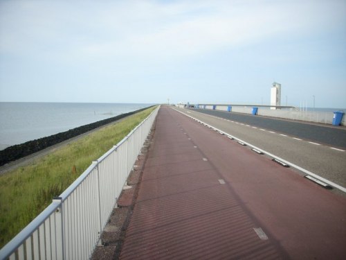 droga rowerowa wzdłuż autostrady na 32-kilometrowej tamie Afsluitdijk dzielącej jezioro Ĳsselmeer od Morza Północnego
