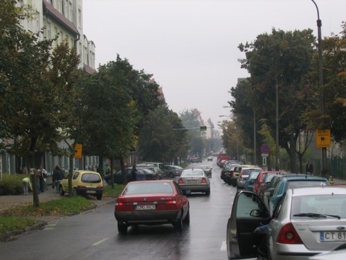 ulica Mickiewicza na wysokości ZUS - widok w kierunku zachodnim - rok 2008