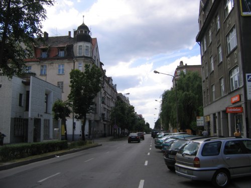 ulica Mickiewicza pomiędzy ul. Sienkiewicza a ul. Poprzeczną - widok w kierunku zachodnim - rok 2010