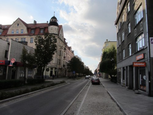ulica Mickiewicza pomiędzy ul. Sienkiewicza a ul. Poprzeczną - widok w kierunku zachodnim - rok 2012