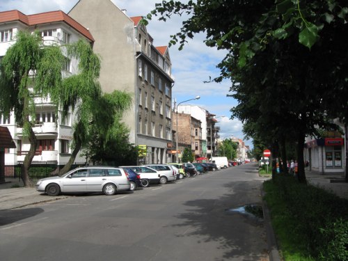 ulica Mickiewicza pomiędzy ul. Poprzeczną a ul. Kochanowskiego - widok w kierunku wschodnim - rok 2010