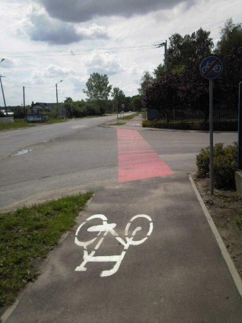 Prawdziwie innowacyjne rozwiązanie mające z pewnością zwiększyć bezpieczeństwo rowerzystów - koniec ścieżki rowerowej i czerwony pasek.