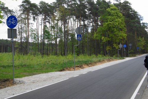 Pobocze oznakowane jako droga dla rowerów przy trasie Ostromecko - Czarnowo