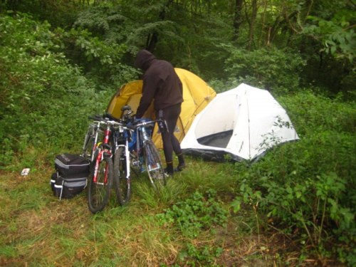jeden namiot dla nas drugi dla rowerów