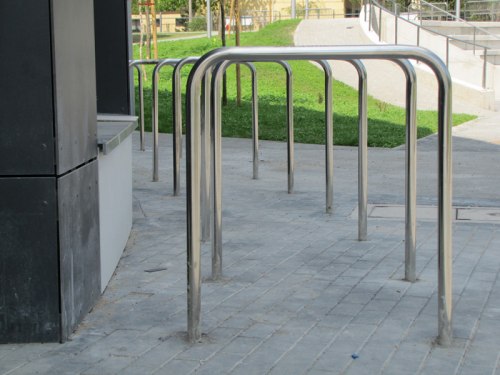 Zbyt mała odległość stojaków rowerowych od ściany budynku - 40 cm - zalecane 80 - 100 cm