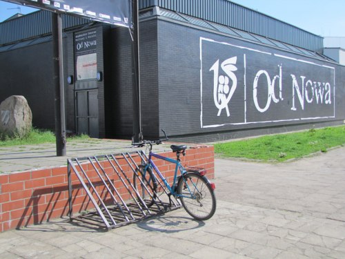 Niefunkcjonalnhy stojak rowerowy typu "wyrwikółko" znajdujący się w pobliżu Klubu Studenckiego "OdNowa"