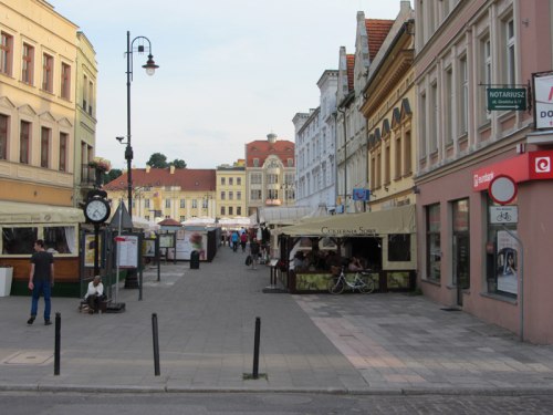 Po Starym Rynku w Bydgoszczy rowery mogą jeździć bez ograniczeń.