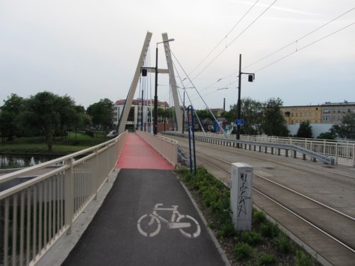 Most pieszo-tramwajowy nad Brdą. Szkoda że droga rowerowa ma jedynie 2 metry.