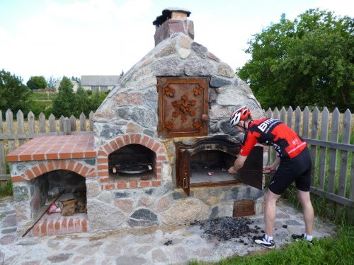 Pieczenie chleba – piec znajduje się przy wiatraku w Bierzgłowie