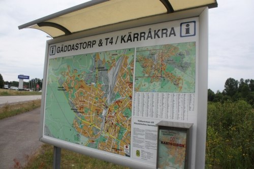 Tablica informacyjna przy drodze i skrzynka z mapami