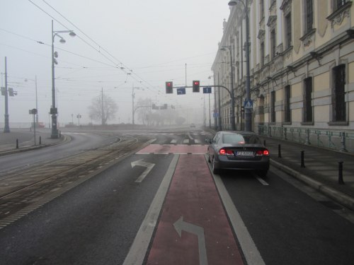 Śluza rowerowa i rowerowy pas do lewoskrętu z ul. Grodzkiej w most Uniwersytecki