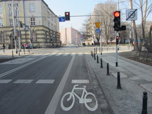 Ulica Purkyniego - pas rowerowy w obrębie skrzyżowania...
