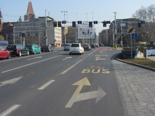 Ulica Legnicka - pas dla rowerów i autobusów jadących na wprost