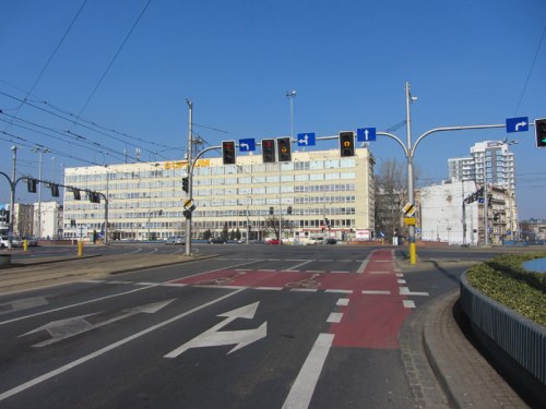Ulica Podwale - śluza rowerowa i pas rowerowy prowadzący na wprost przez skrzyżowanie