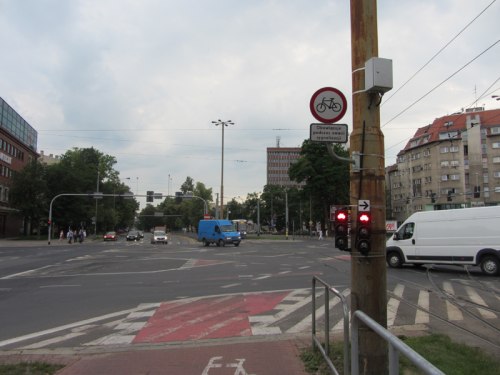 Ulica Powstańców Śląskich - przejazd rowerowy przez skrzyżowanie na wprost i w prawo