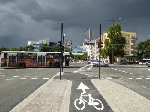 ... o czym informuje stosowne oznakowanie poziome. W obrębie Placu NOT znajduje się sygnalizacja dla rowerzystów umożliwiająca podróż w trzech kierunkach.