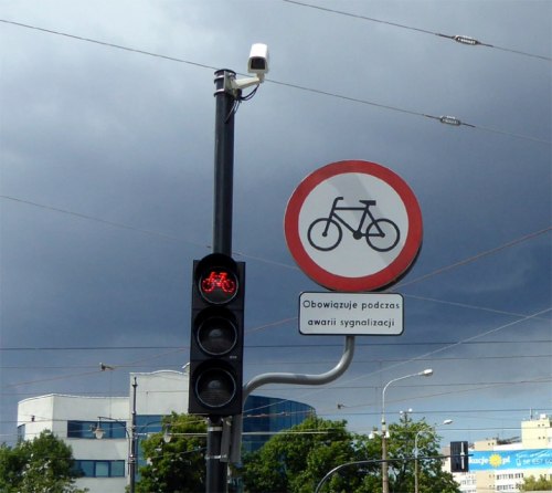 Ze względów bezpieczeństwa rowerzysta nie może jechać na wprost przy awarii sygnalizacji świetlnej o czym informuje stosowna tabliczka pod znakiem. W takim przypadku rowerzysta powinien pojechać przez przejazd rowerowy w kierunku Czerwonej Drogi.