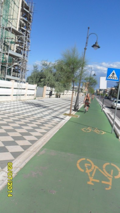 W Cesenatico główna droga dla rowerów ciągnie się kilometrami wzdłuż morza