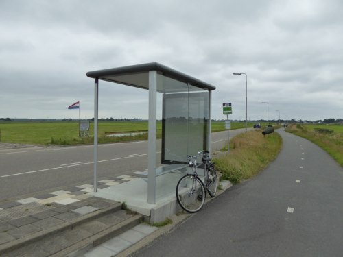 Nawet w Holandii nie wszędzie są stojaki rowerowe, ale jak widać można poradzić sobie bez nich.