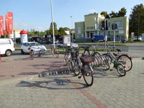 Stojaki rowerowe pod sklepem POLOmarket - Toruń, ul. Kwiatowa 1