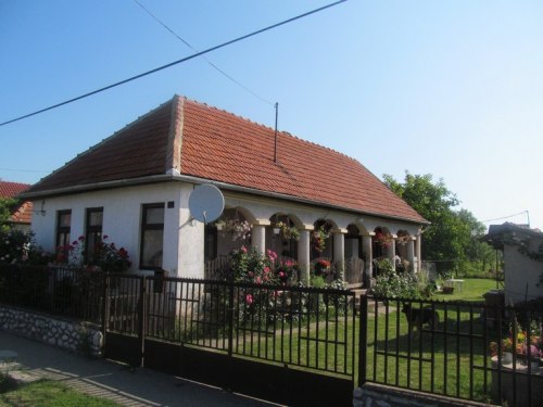 Typowy węgierski domek w wioskach w pobliżu granicy ze Słowacją