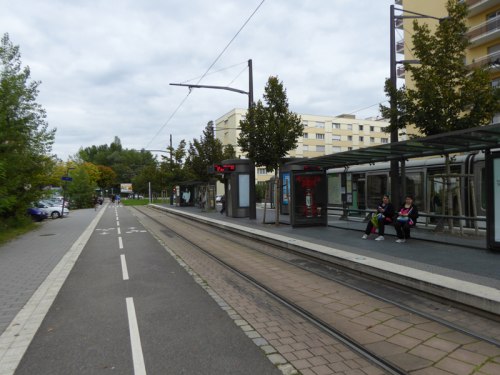 Tramwaj dwukierunkowy oraz infrastruktura rowerowa stworzona przy okazji budowy linii tramwajowej.