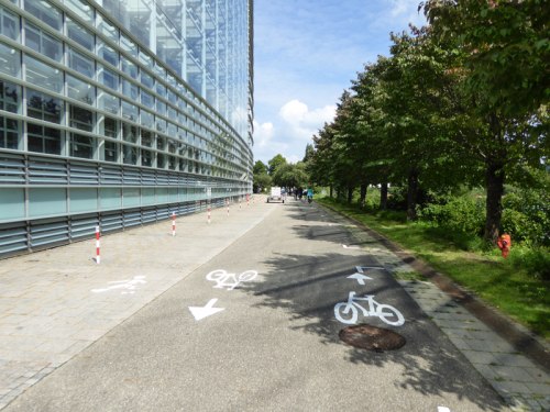 Infrastruktura rowerowa na tyłach Parlamentu Europejskiego.