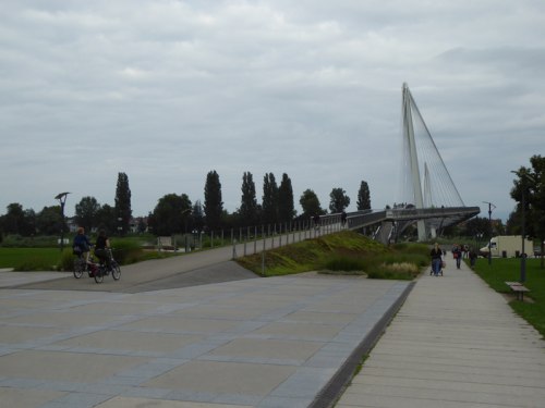 Most pieszo-rowerowy nad Renem łączący francuski Strasburg z niemieckim Kehl.
