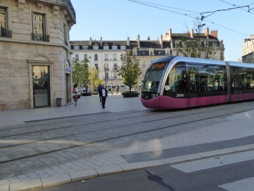 Na potrzeby budowy linii tramwajowych zmieniono wygląd wielu ulic.  W Dijon jeżdżą tramwaje Alstom Citadis 302.