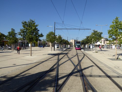 Dwukierunkowy tramwaj podjeżdza pod sam dworzec kolejowy.