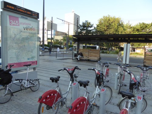 Stacja roweru publicznego przy dworcu kolejowym Gare de Lyon-Part-Dieu.