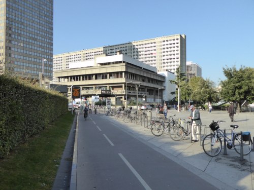Droga rowerowa prowadząca w kierunku dworca Gare de Lyon-Part-Dieu - po co ten uskok po lewej?
