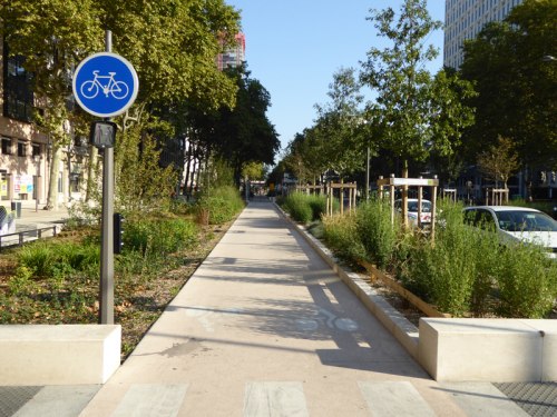 Droga dla rowerów z której rowerzysta powinien korzystać.