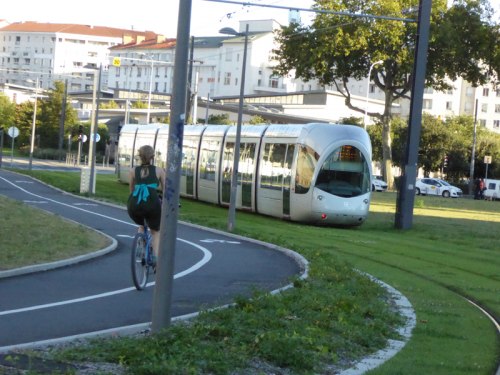 Droga rowerowa przy linii tramwajowej - na szynach Alstom Citadis.