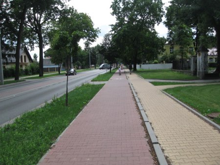 Dla rowerzystów zbudowano drogę rowerową z kostki betonwej oddzielając ją od ruchu pieszego wystającym krawężnikiem