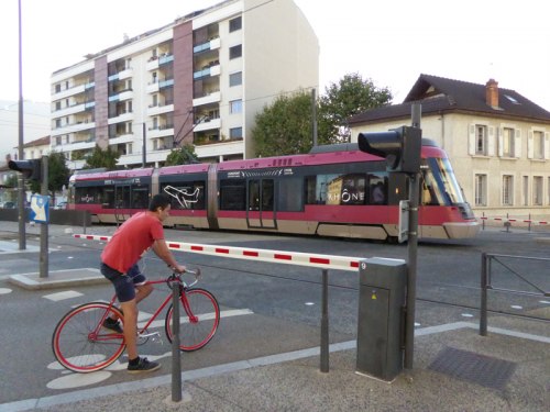 Opuszczony szlaban na czas przejazdu tramwaju łączącego Lyon z lotniskiem im. Saint-Exupéry.