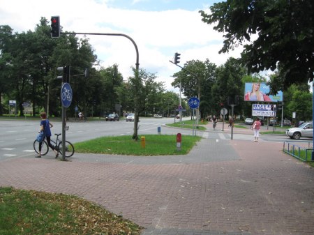 Rowerzystów w Puławach nie brakuje, choć oznakowanie przy Alei Partyzantów jest trochę skomplikowane
