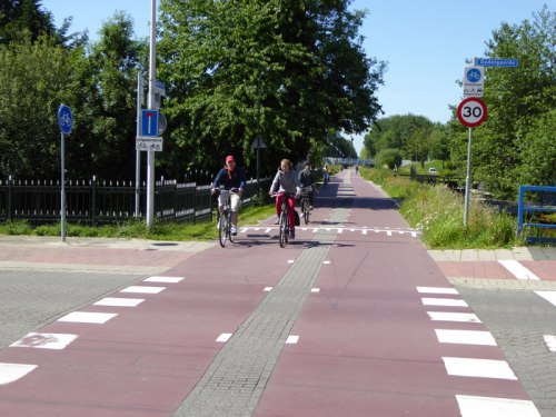 Ograniczenie do 30 km/h sprawia, że rowerzyści czują się bezpiecznie na takiej ulicy.