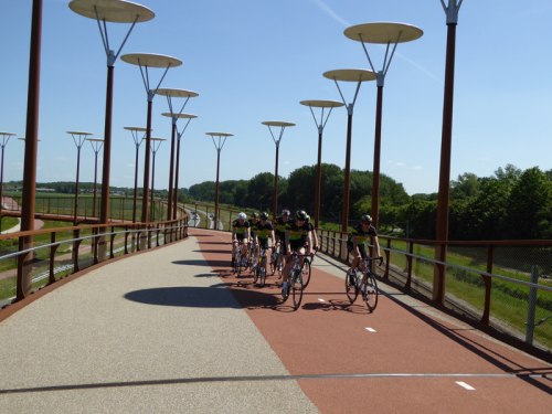 Infrastruktura rowerowa w Holandii jest tak dobrej jakości, że trenują na niej nawet kolarze.
