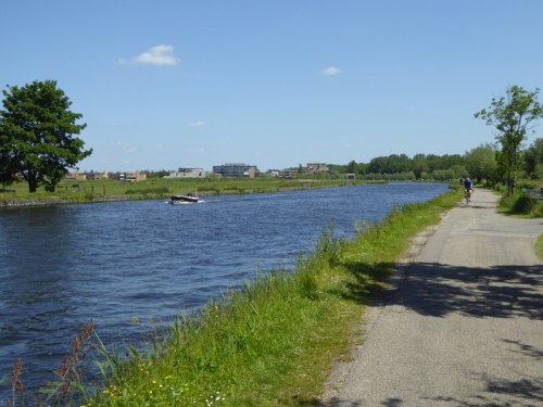Droga rowerowa wzdłuż kanału.
