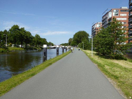 Droga rowerowa nad kanałem.