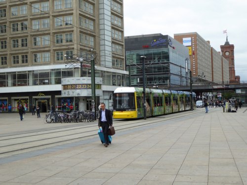 Przez środek Alexanderplatz przejeżdza tramwaj a nie ma żadnych barierek.