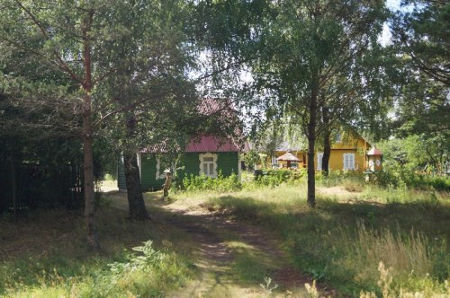 Pierwsze przykłady architektury wioskowej – malutkie, drewniane domki. Te wyjątkowo kolorowe.