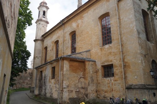 Nie wszystkie zabytki są odrestaurowane – tu kościół grekokatolicki.