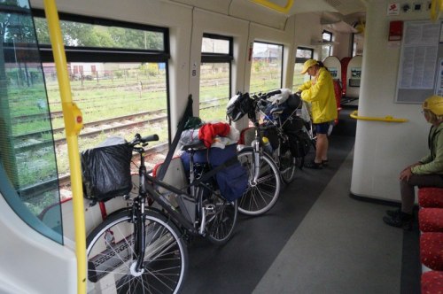 I z Ełku przez Olsztyn pociągiem do Torunia. Nasza kolej częściowo się dostosowuje – jest gdzie postawić rowery!