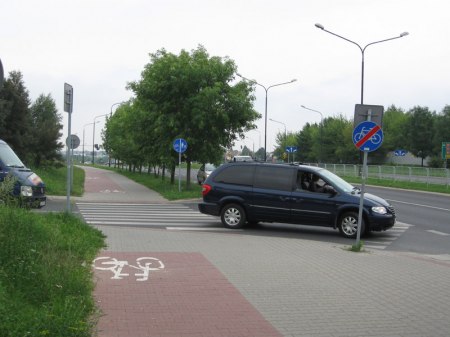 Bardzo popularne rozwiązanie w Lublinie. Koniec i początek drogi rowerowej.
