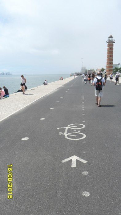 Jedna droga rowerowa w Lizbonie prowadzi wzdłuż rzeki Tag.