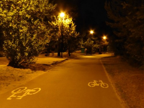 Droga rowerowa wzdłuż zatoki tylko nocą jest pusta.