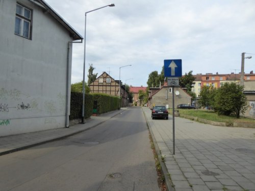 Wąska ulica jednokierunkowa w dzielnicy Nowy Port: rowerzyści mogą podróżować w obu kierunkach.