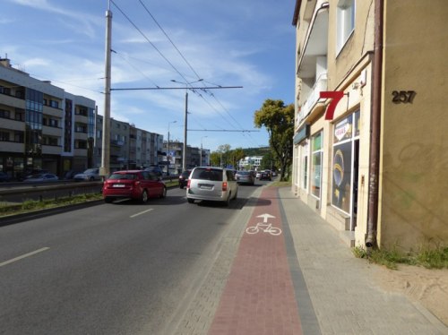 Gdyńska Aleja Zwycięstwa - wąski pas drogowy wymusił kompromis w postaci wąskiego chodnika i jednokierunkowej ścieżki rowerowej.